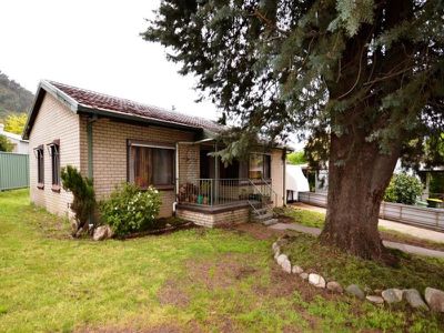 24 Lakeside Avenue , Mount Beauty