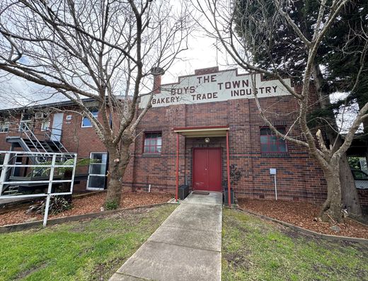Bright, Open and Versatile Retail Opportunity!