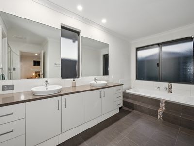 25 Leroy Way, Piara Waters