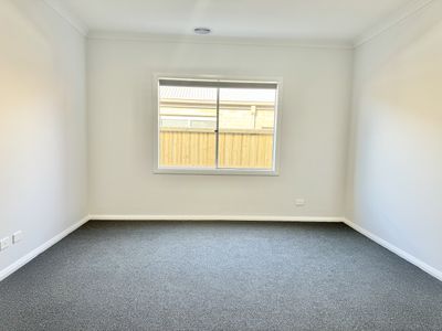 5 Minoa Road, Manor Lakes