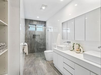 2 Primrose Parade, Wynnum West