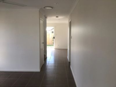 1 / 36 Marmoset Parade, Dakabin