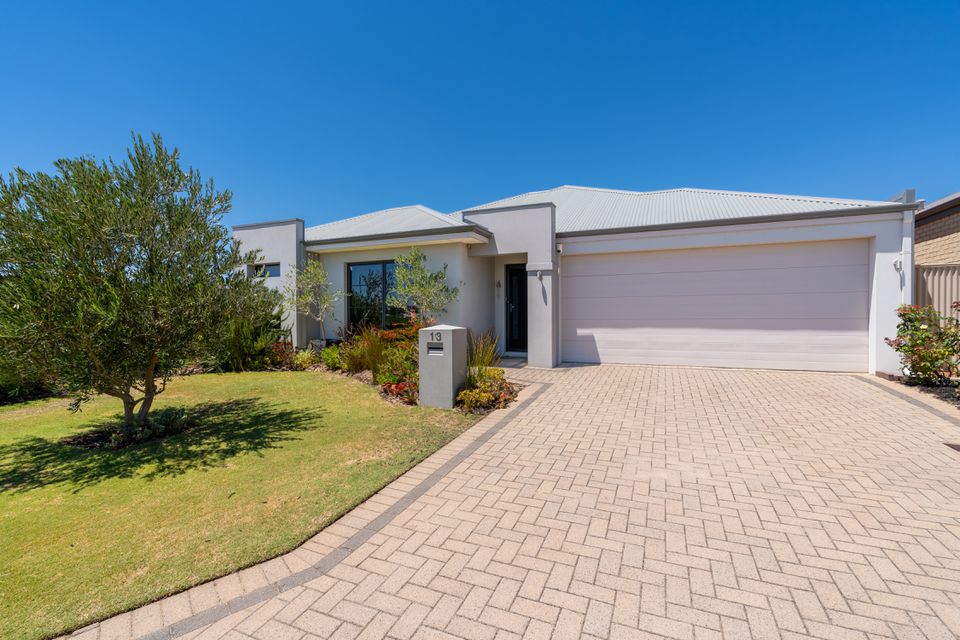 13 Coniston Bend, Waikiki