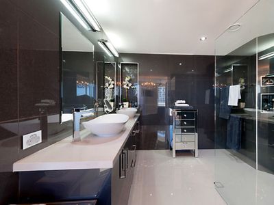 327 / 2-4 View Avenue, Surfers Paradise