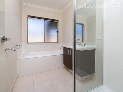 27 AXFORD BOULEVARD, Wodonga