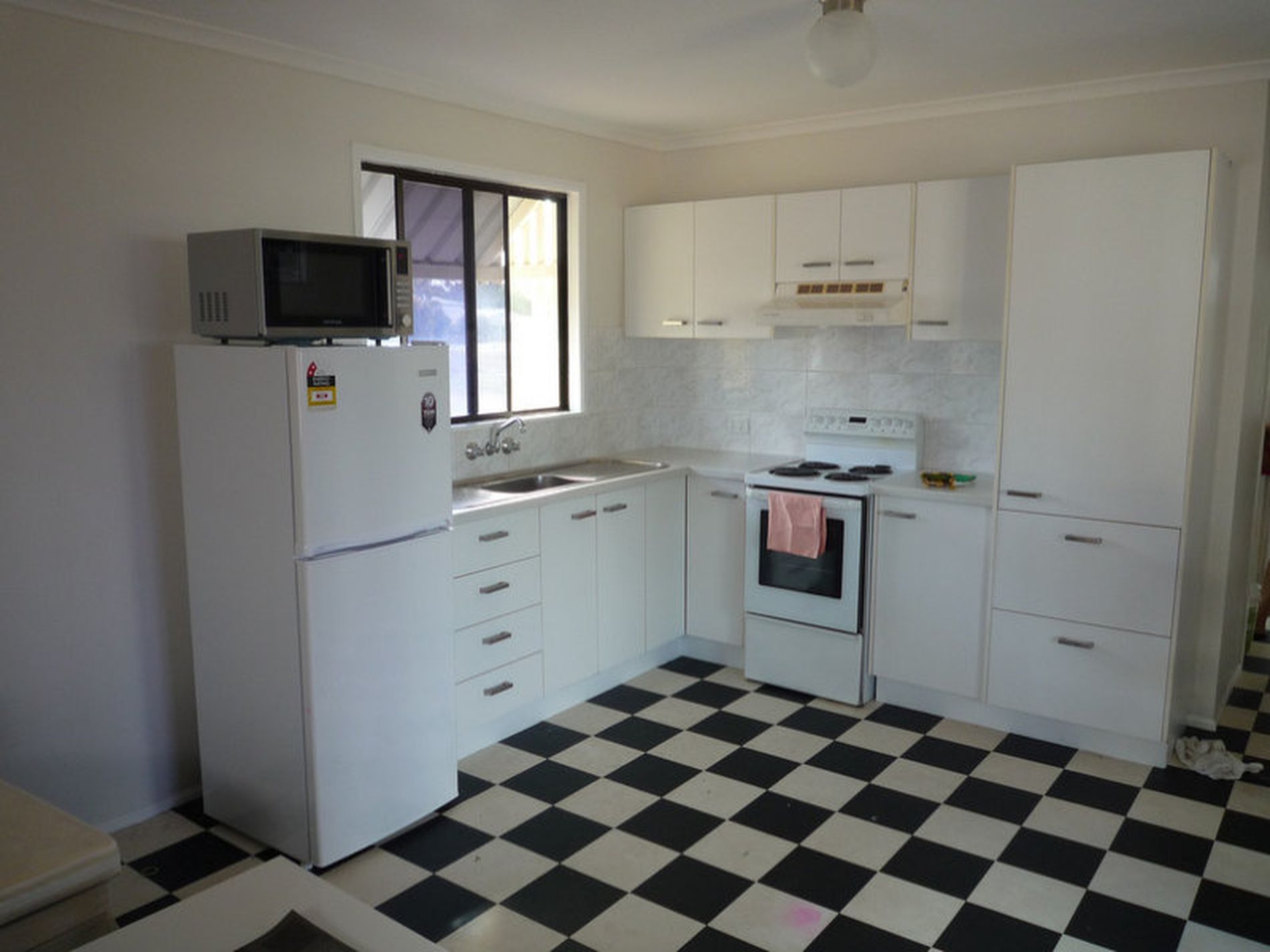 12 Oak Street, Woodgate