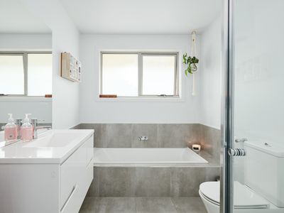 2 / 5 Space Court, Snug