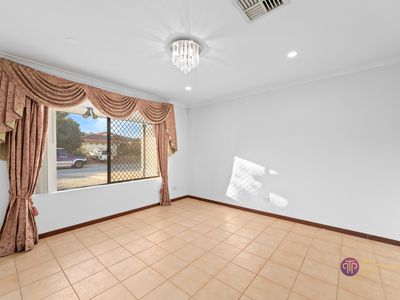 42 Woodside Loop, Beckenham