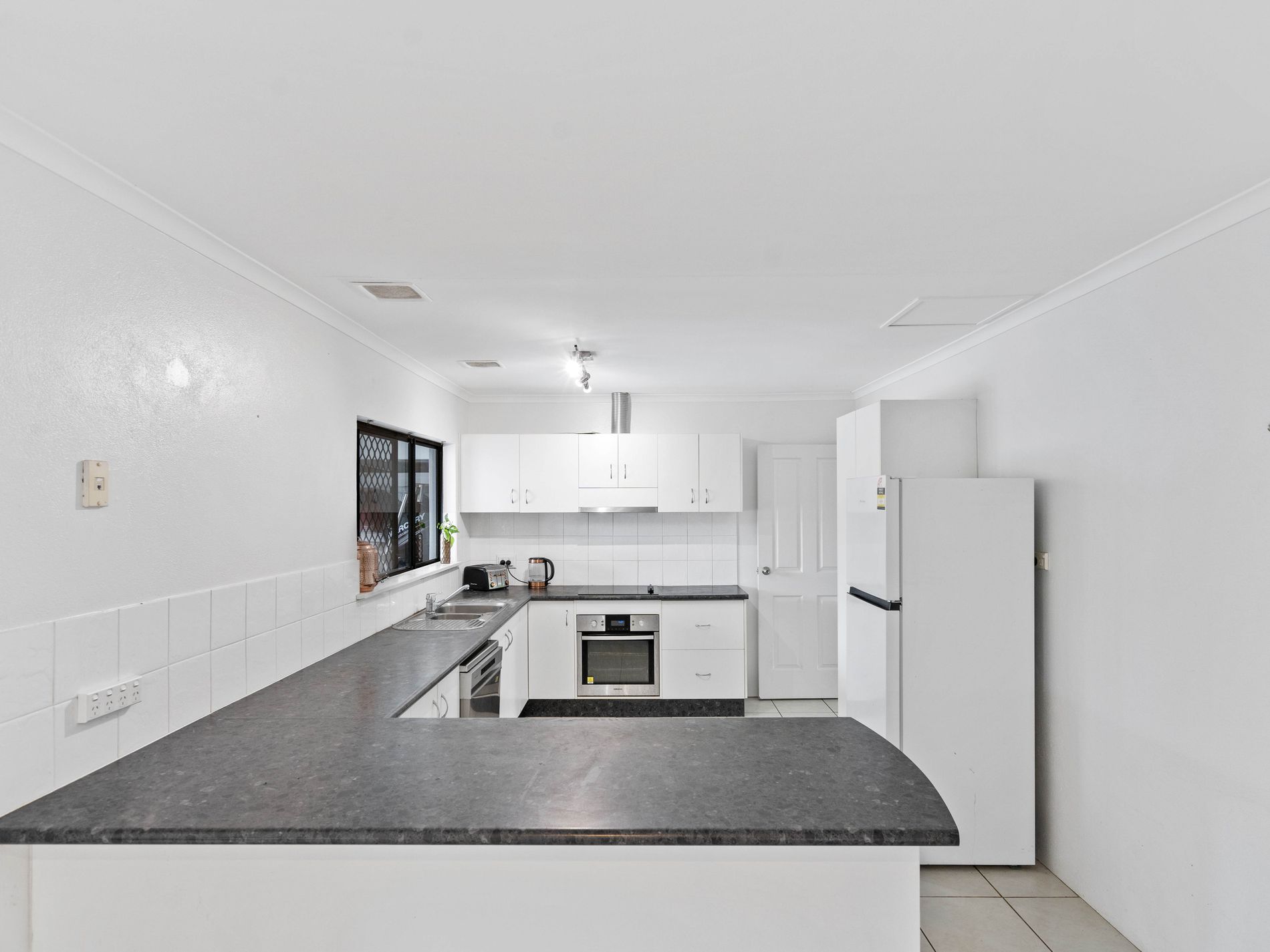 9 ZAMIA STREET, Holloways Beach