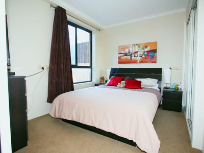 2004 / 1 Hosking Place, Sydney