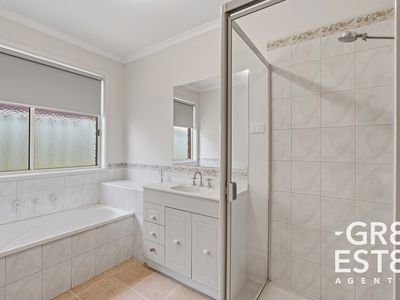 12 Menindee Terrace, Narre Warren South