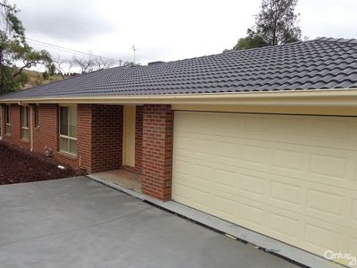 1 / 5 Lima Place, Pakenham