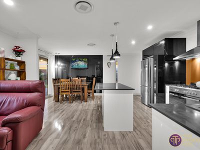 6 Baxter Close, Huntingdale