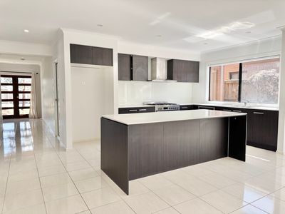 14 Honeycomb Avenue, Manor Lakes