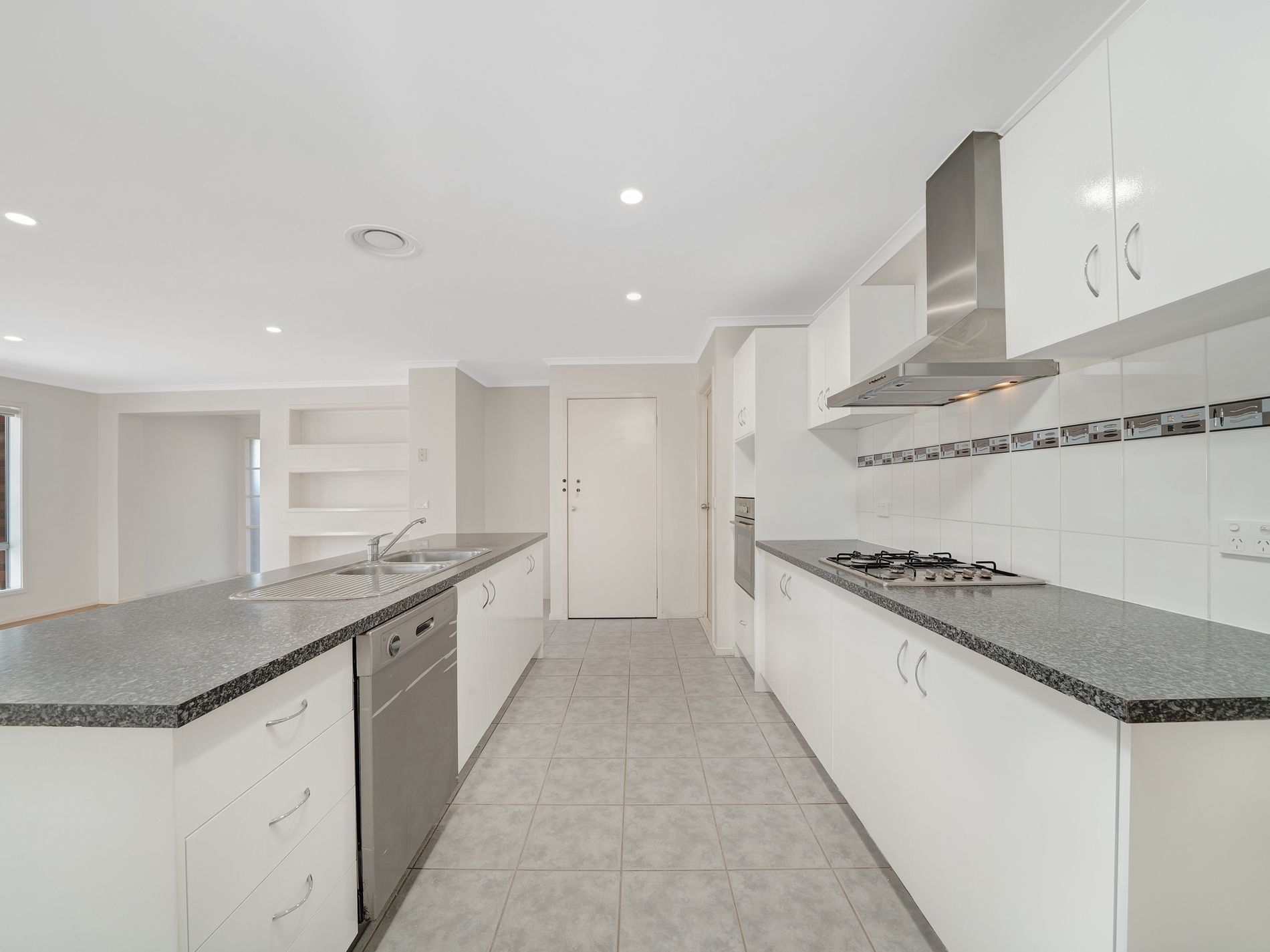8 Manifera Close, Manor Lakes