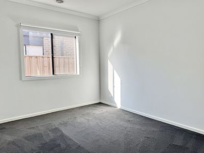 33 Rosewater Street, Manor Lakes