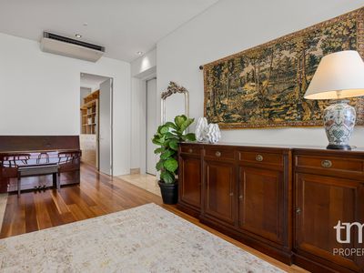 9 / 8 Mounts Bay Road, Crawley