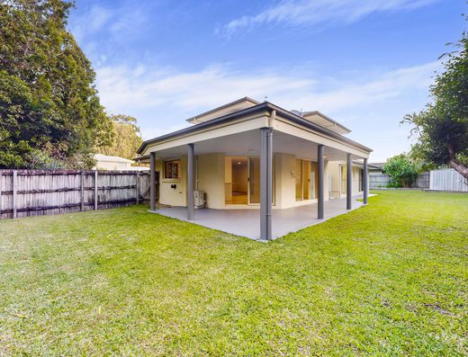 Spacious Family Living Opposite Tewantin Golf Course image 23