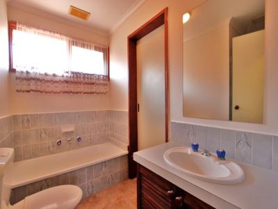 39 Murchison Crescent, Clayton South