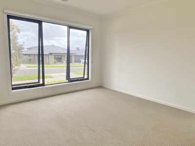 35 Honeycomb Avenue, Manor Lakes