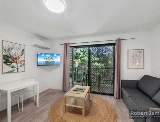  DUAL KEY APARTMENT - PREMIUM POSITION - WATER ASPECT OF LAKE DOONELLA   image 17