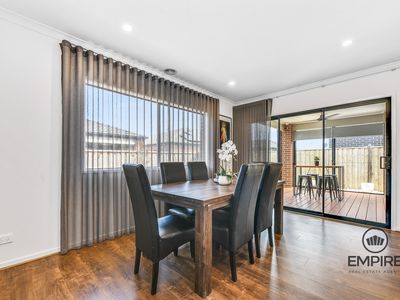 8 Hollybush Avenue, Clyde