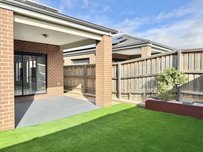 33 Rosewater Street, Manor Lakes