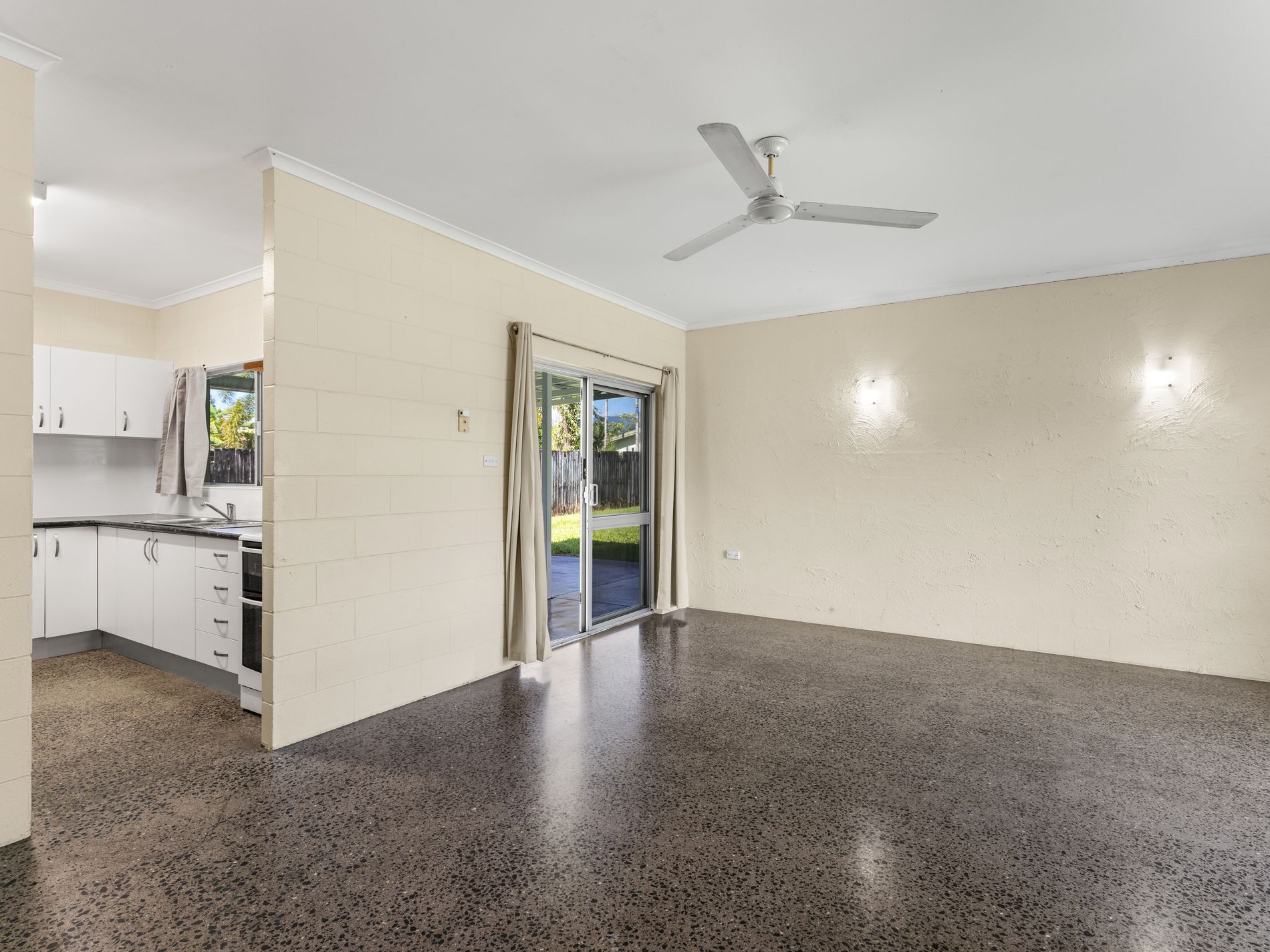 25 Hollywood Boulevard, White Rock