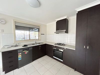 1 / 6 Harness Court, Truganina