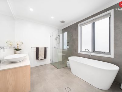 32 Jenkinson Drive, Elizabeth Hills