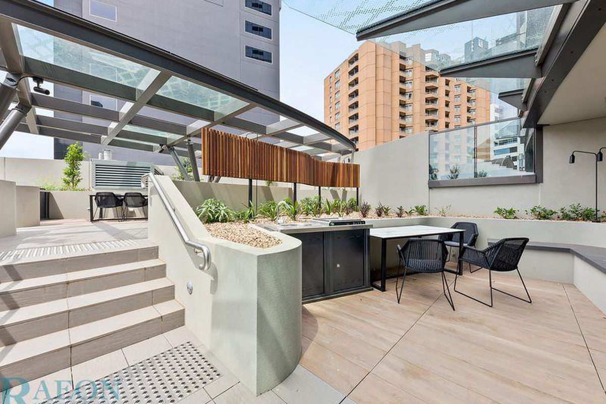 2004/23 Mackenzie Street, Melbourne