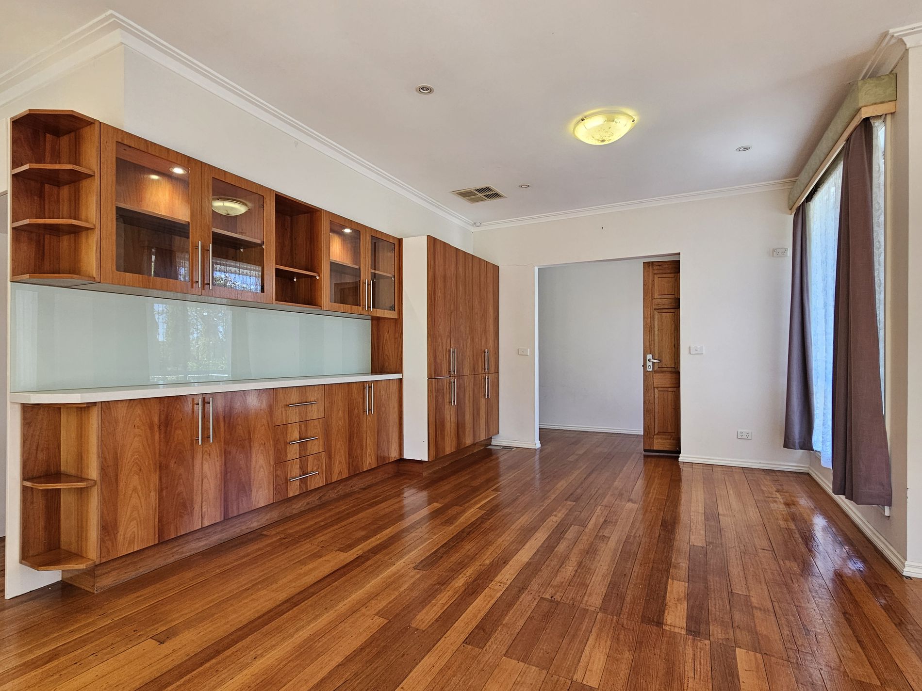 8 Paynes Road, Mount Waverley