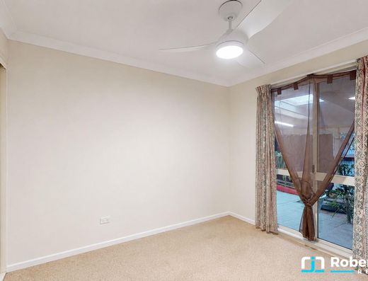 Large Family Living Opposite Noosa Golf Club image 18