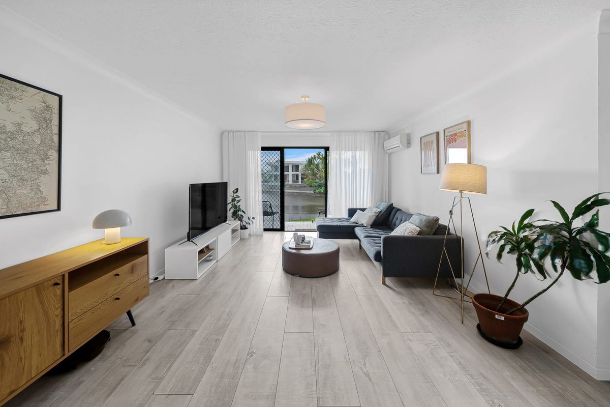 1 / 18 Sunshine Boulevard, Broadbeach Waters