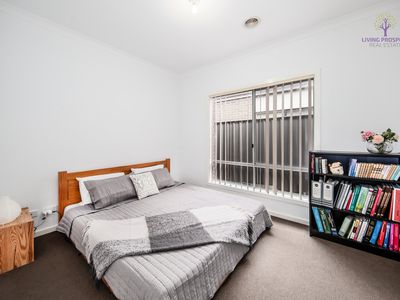 1 / 28 Whitlam Green, Point Cook