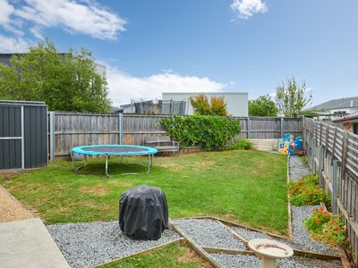 2 / 5 Space Court, Snug