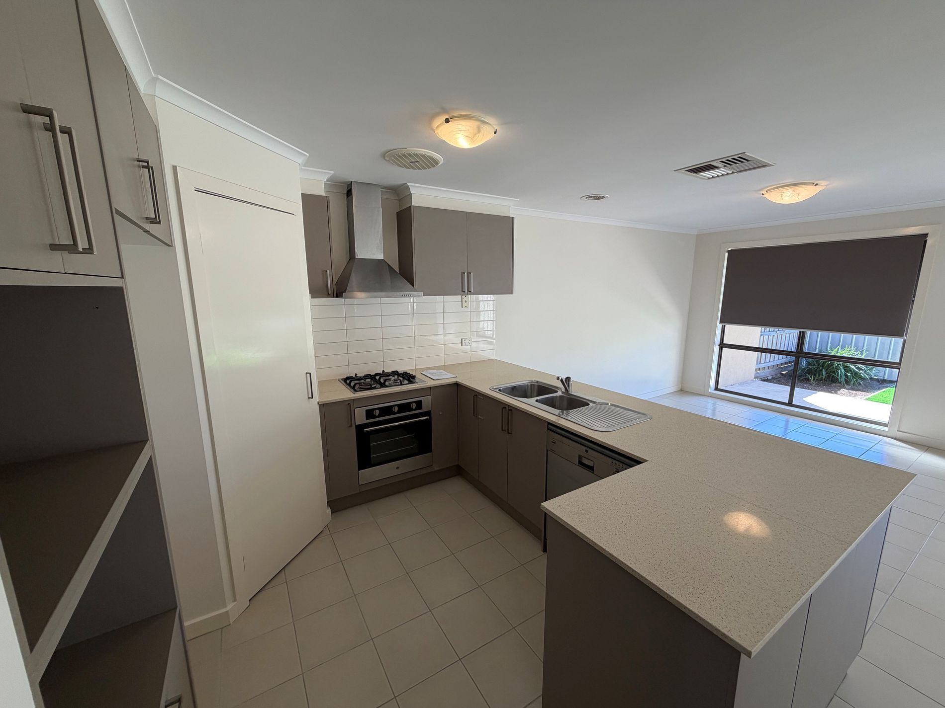 2 / 2 Lilly Pilly Close, Werribee