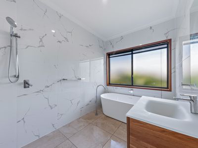 22 Whitehaven Cres, Cannonvale