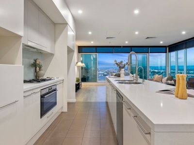 712 / 1-2 Tarni Court, New Port