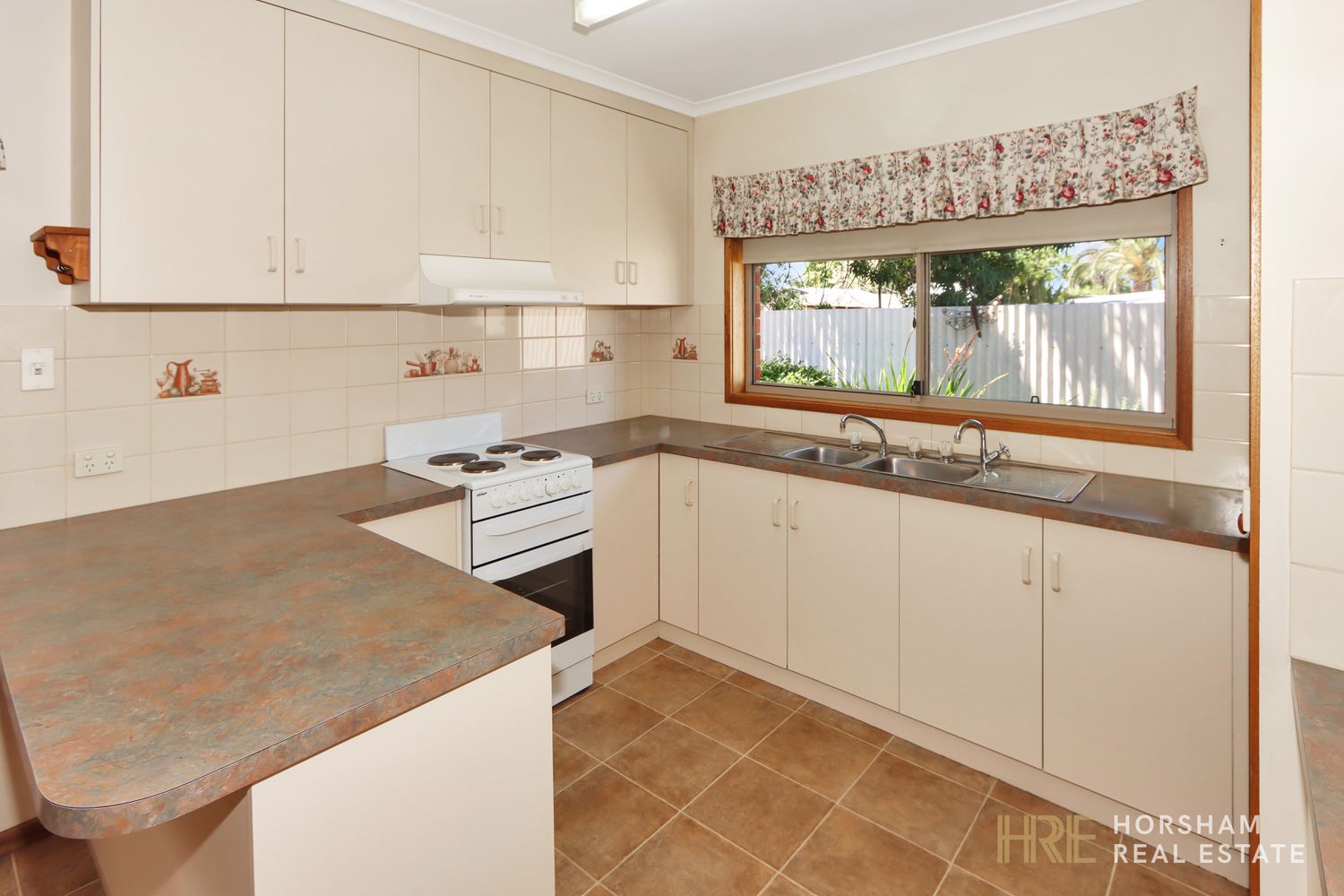 2 / 5 George Street, Horsham