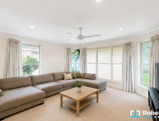 Large Family Living Opposite Noosa Golf Club image 2