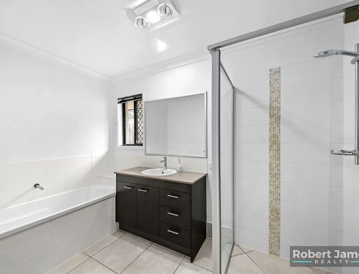 Spacious Family Home in the Heart of Peregian Springs - 5 Bedrooms + Media Room image 13