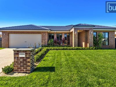 11 Silkyoak Ct, East Albury