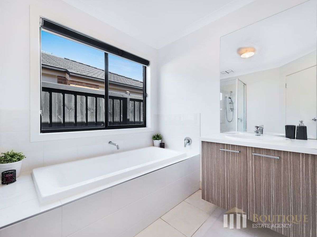 87 Lineham Drive, Cranbourne East