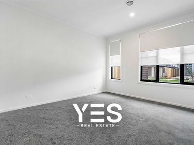 33 Bromeliad Street, Clyde North