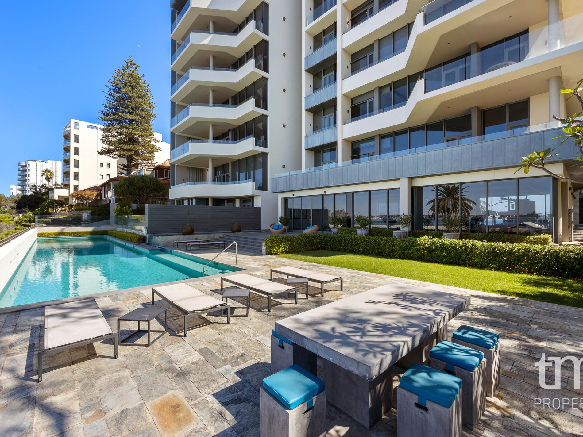 9 / 8 Mounts Bay Road, Crawley
