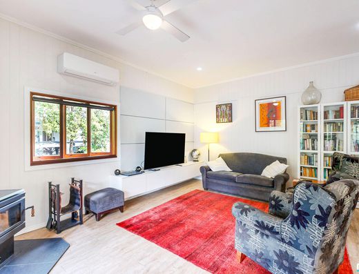 Renovated Queenslander - A Minute Walk to the Lake image 5