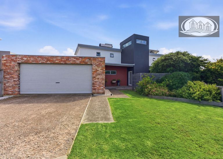 8 Aquarius Court, Portland North