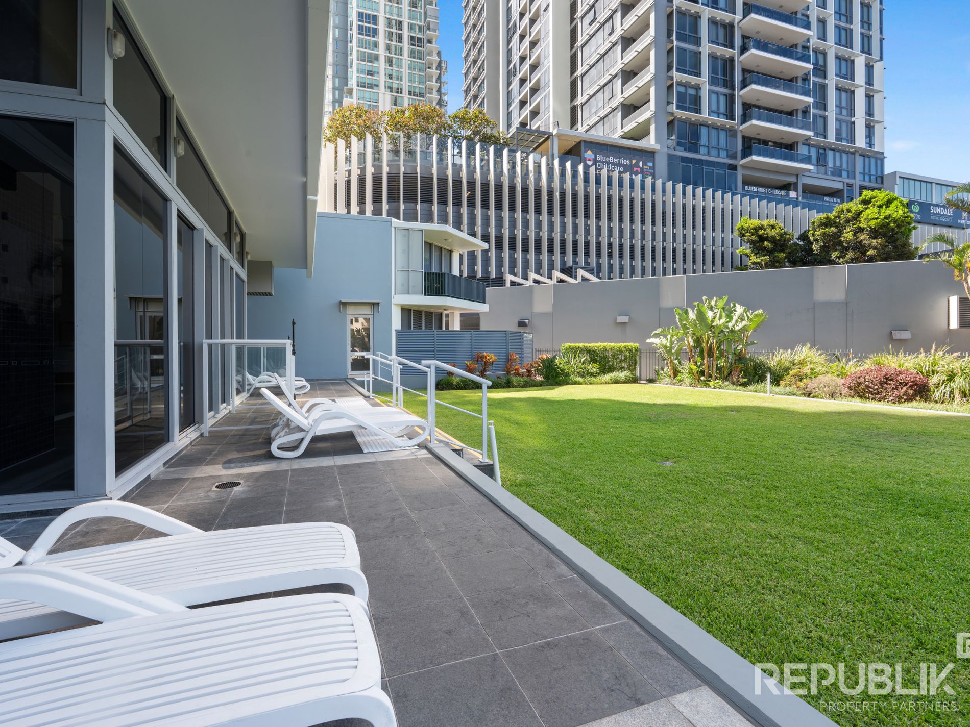 1102 / 4 COMO CRESCENT, Southport