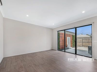 33 Fadden Mews, Officer